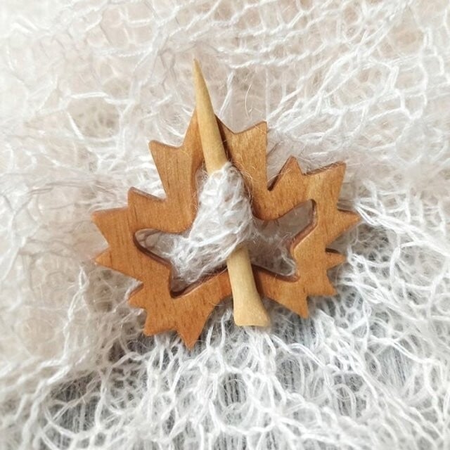 ⛄❄️Handmade Wooden Brooch Pin🌲Hand-made In Oak