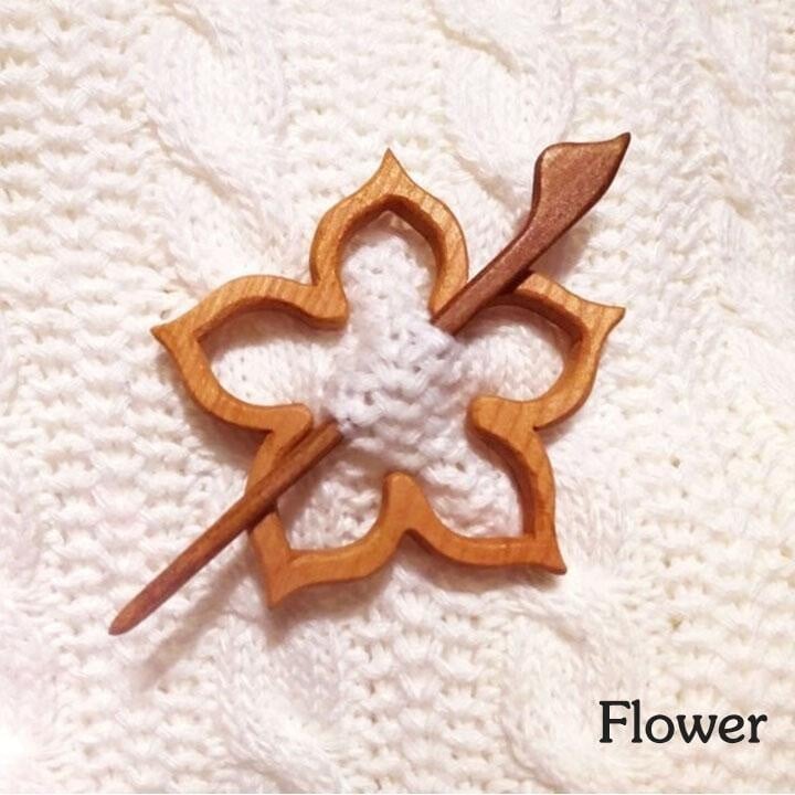 ⛄❄️Handmade Wooden Brooch Pin🌲Hand-made In Oak